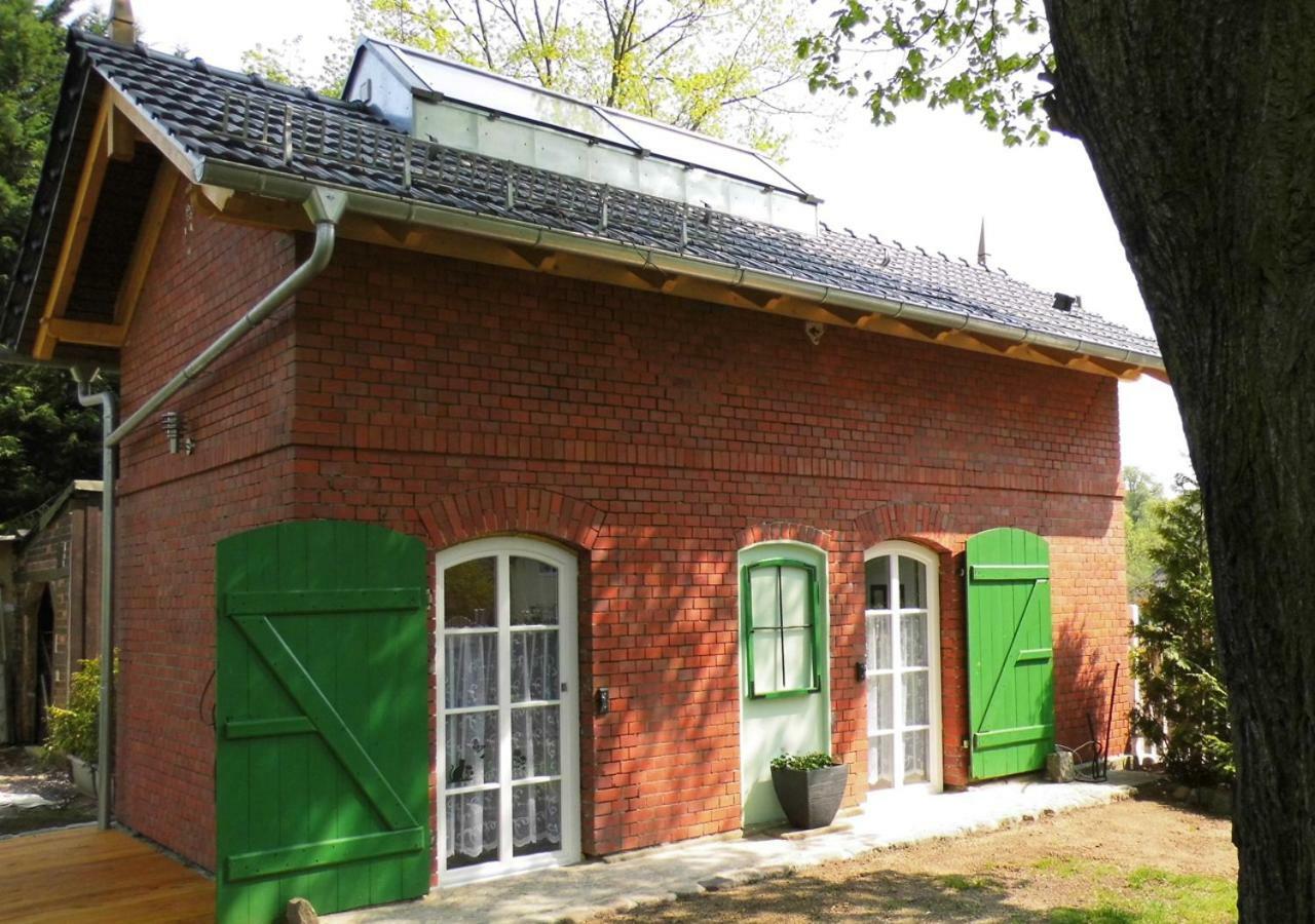 Bahnhof Droyssig - Uebernachten Im Denkmal Exterior foto